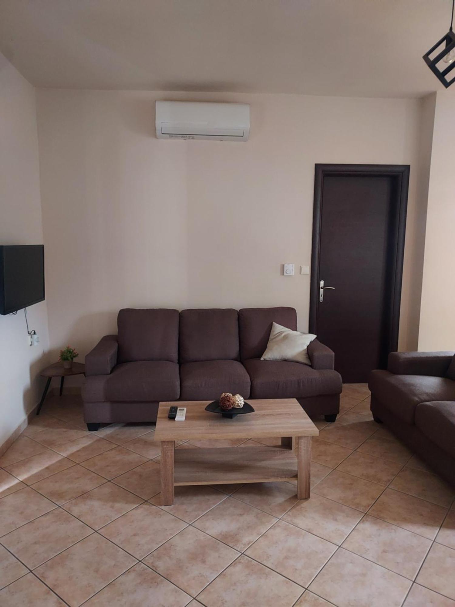 Διαμέρισμα Μεντησ Igoemenitsa Buitenkant foto